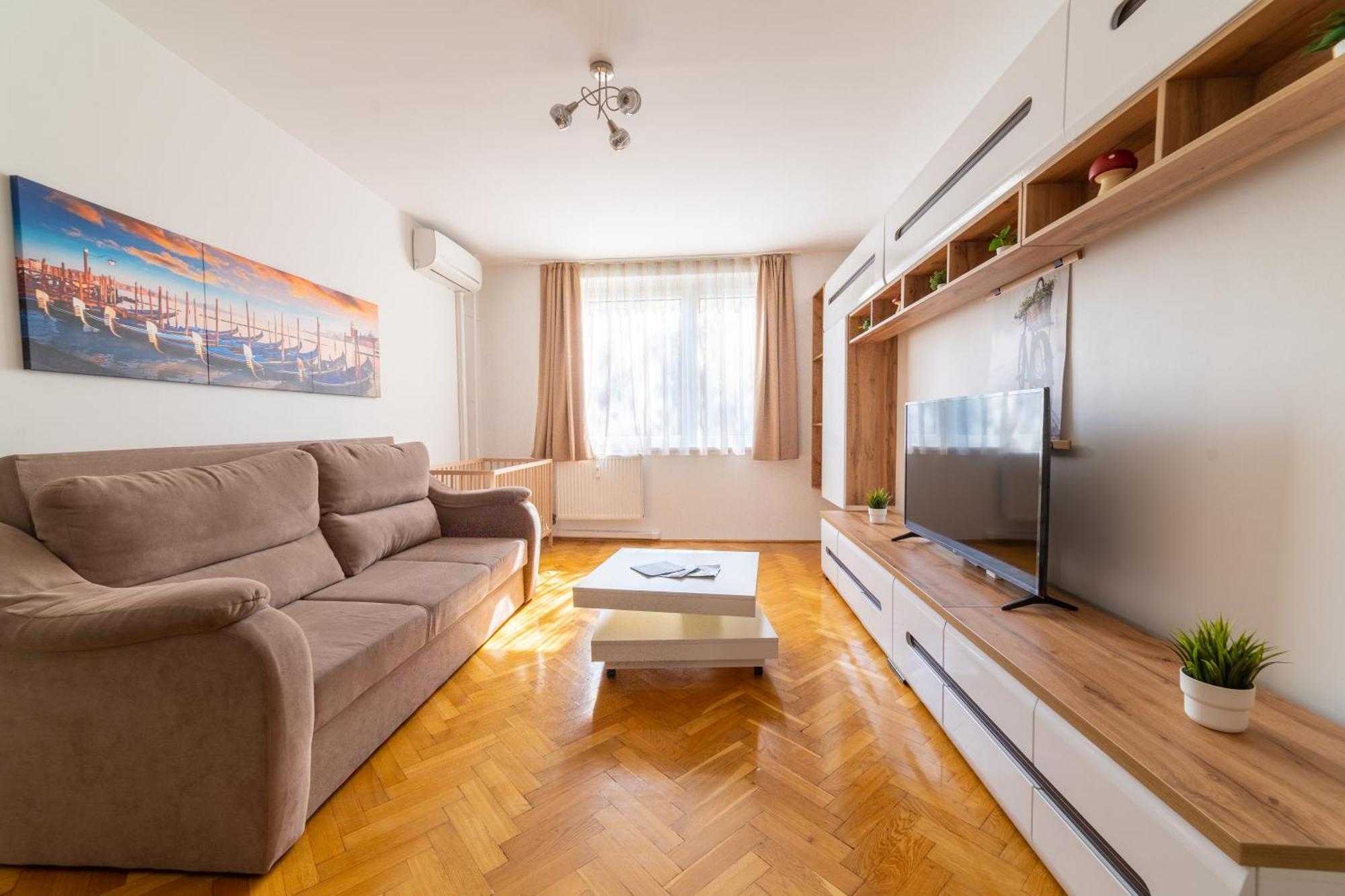 Comfort 14 -- Stylish City Apartment Netflix, Wi-Fi & Parking Miskolc Buitenkant foto