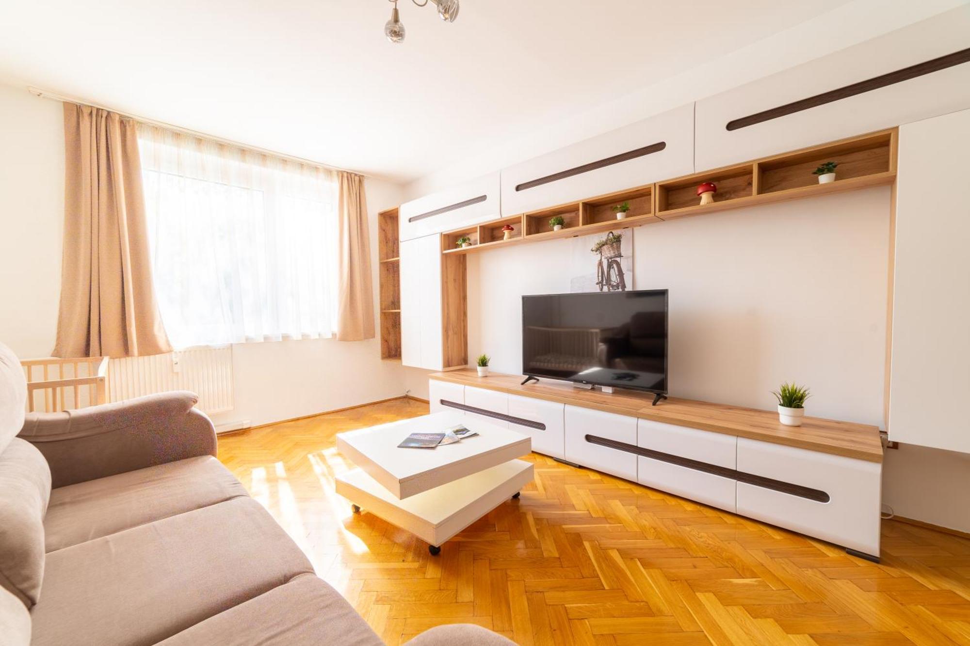 Comfort 14 -- Stylish City Apartment Netflix, Wi-Fi & Parking Miskolc Buitenkant foto